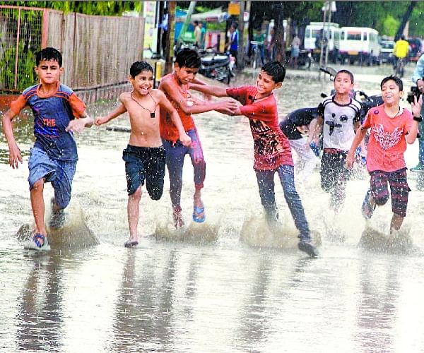 शिमला में बारिश में मस्ती करते बच्चे
