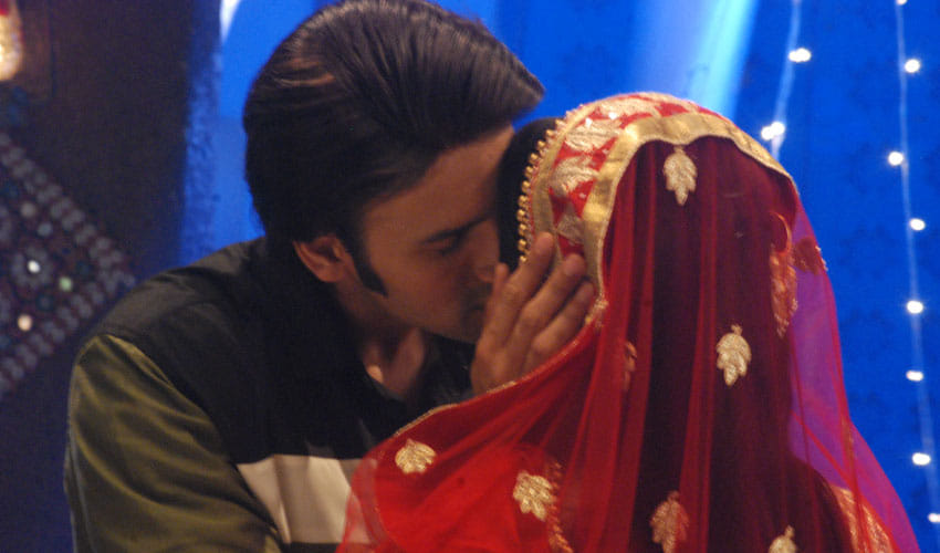 Sartaj Gill And Eisha Singh’s Passionate Romance - हीरोइन ने किया ...