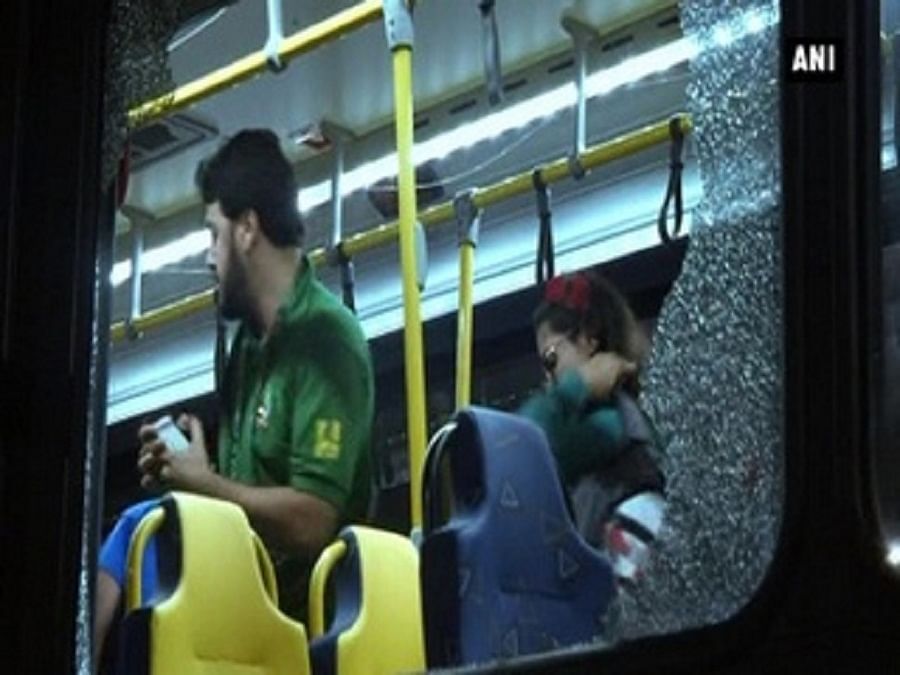 रियो में पत्रकारों की बस पर हमला
