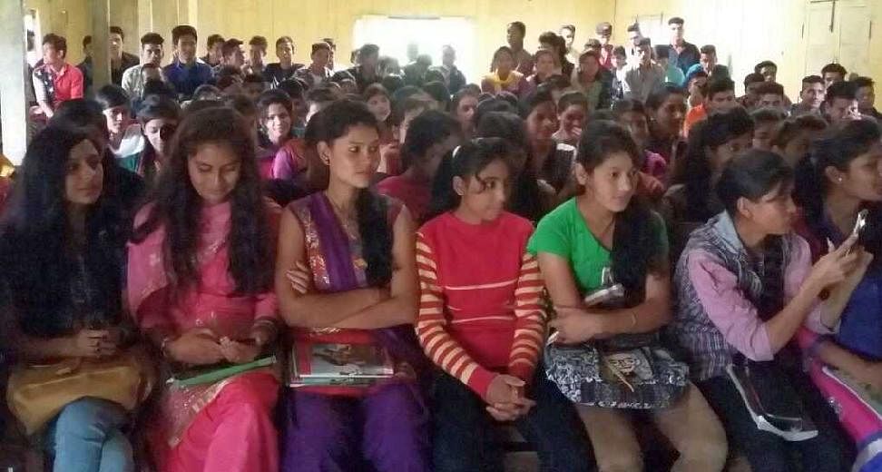 पिथौरागढ़ कालेज में हिंदी दिवस की गोष्ठी में मौजूद छात्राएं