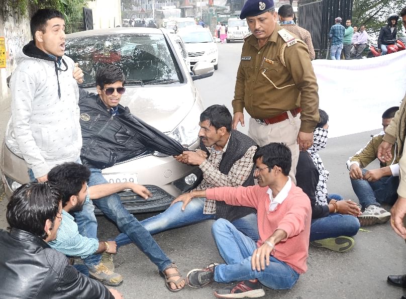 Blind People Protest At Chotta Shimla, Chakka Jam. - नहीं सुन रही सरकार, सड़क पर लेट गए दृष्टिहीन लोग, तस्वीरें - Amar Ujala Hindi News Live