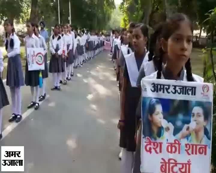महिला सम्मान रैली में शामिल स्कूली बच्चे