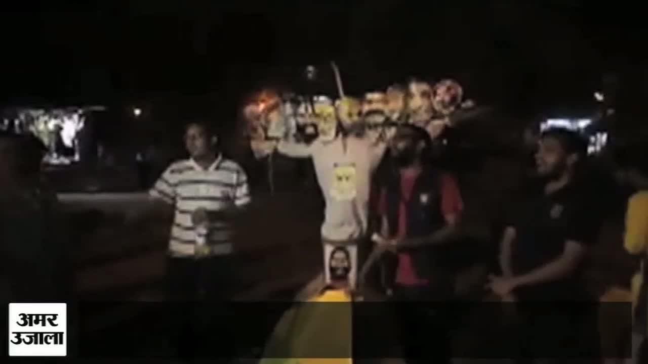 जेएनयू में फूंका गया मोदी-शाह का पुतला 