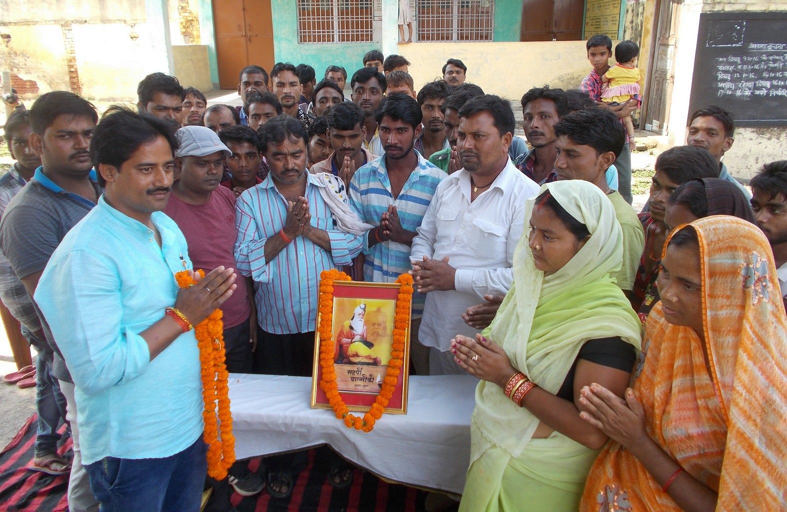 Valmiki Jayanti 2020: वाल्मीकि जयंती आज, जानें शुभ मुहूर्त और मनाने की विधि और धार्मिक महत्व महर्षि वाल्मीकि की जयंती मनाते लोग।