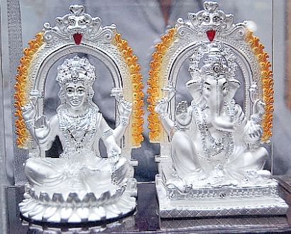 Image result for laxmi à¤à¥ सà¥à¤¨à¥ à¤à¤¾à¤à¤¦à¥ à¤à¥ मà¥à¤°à¥à¤¤à¤¿
