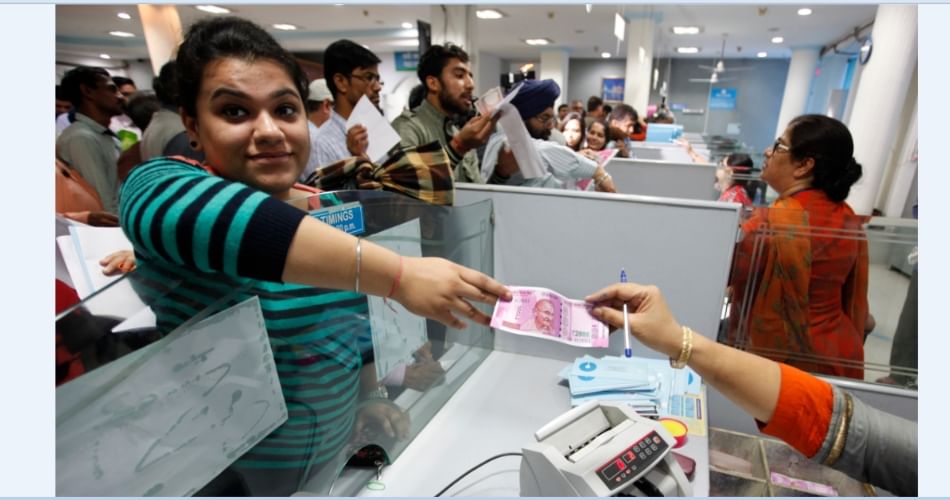 Heavy Rush In Chandigarh All Banks, Selfii On Getting New Note Pics