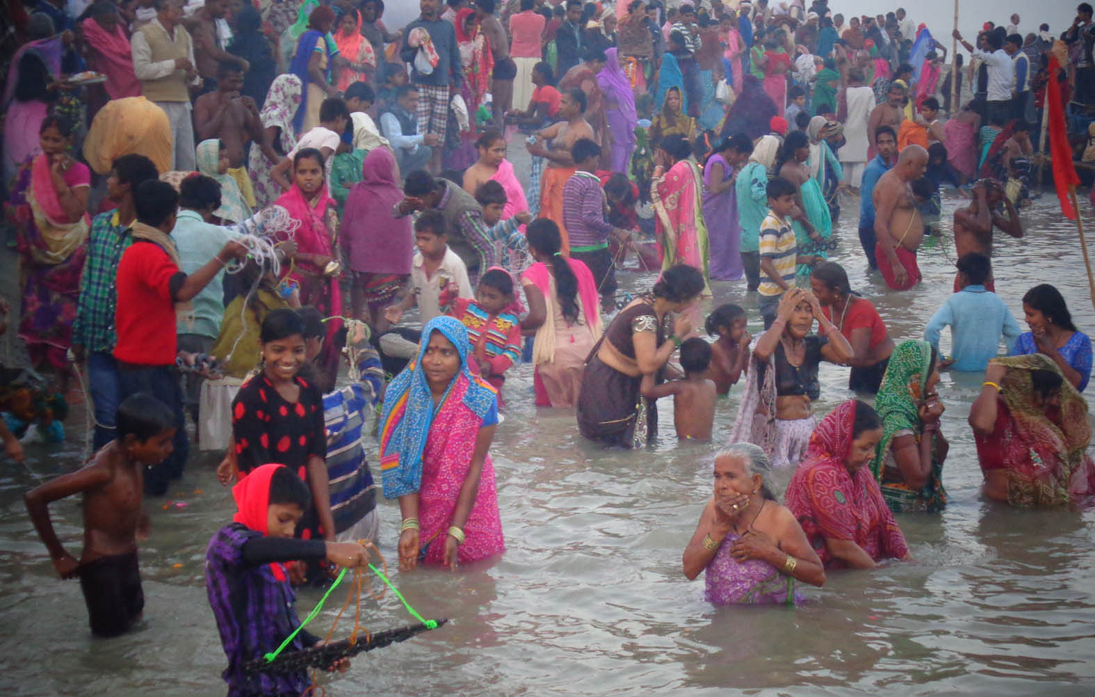दोहरघाट स्थित सरयू नदी के तट पर कार्तिक पूर्णिमा पर स्नान करते श्रद्घालु।