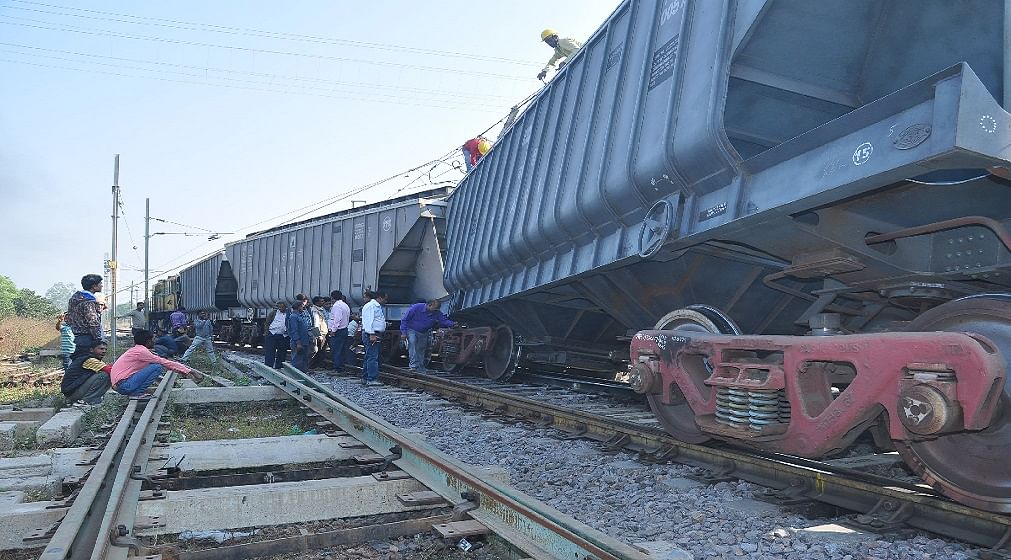 Within 26 Hour Another Train Derail At Jhansi - झांसी रेल मंडल में 26 घंटे  बाद ही दूसरी रेल दुर्घटना, मालगाड़ी बेपटरी - Amar Ujala Hindi News Live