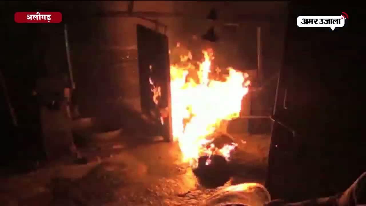 अलीगढ़ में सिलेंडर फटने से डाई कास्टिंग फैक्ट्री में आग