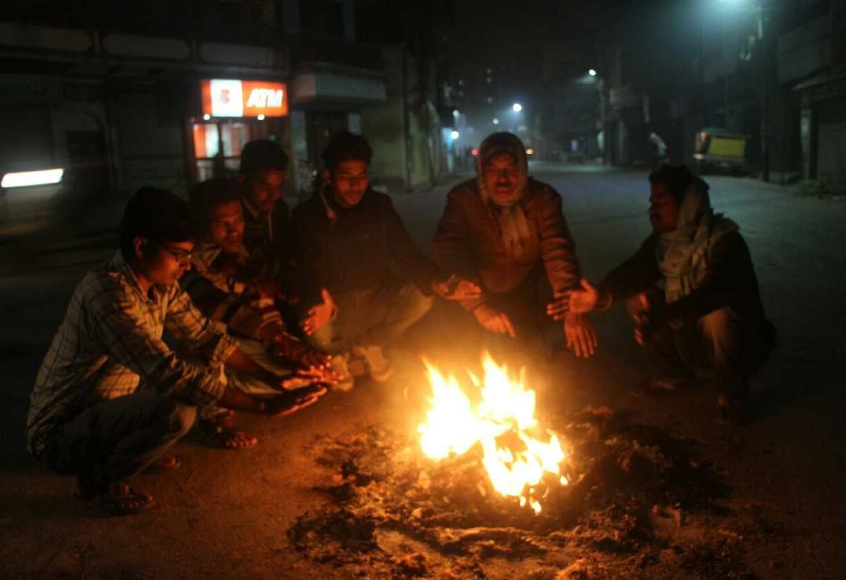 People Are Shivering From The Cold, No Burning Bonfire Corporation - ठंड से  ठिठुर रहे लोग, नहीं जल रहा अलाव - Amar Ujala Hindi News Live
