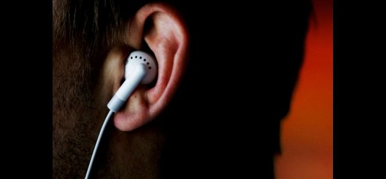 Prolonged Use Of Earphones Causes Deafness, All You Need To Know About This - सावधान: कम उम्र में ही आपको बहरा बना सकती है यह आदत, लॉकडाउन के दौरान बढ़े मामले -
