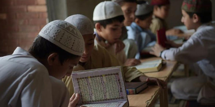 Students Of Madrasa Board Will Study On Mobile App From New Session, Training To One Thousand Teachers - यूपी सरकार का एक और बड़ा कदम: नए सत्र से मोबाइल एप पर पढ़ेंगे मदरसा बोर्ड के छात्र, एक हजार शिक्षकों को प्रशिक्षण - Vimarsana News