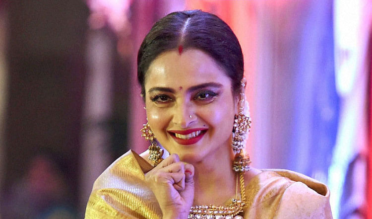संसद से ज्यादा रेखा को भाता है बॉलीवुड, तस्वीरें दे रहीं गवाही - Entertainment News: Amar Ujala