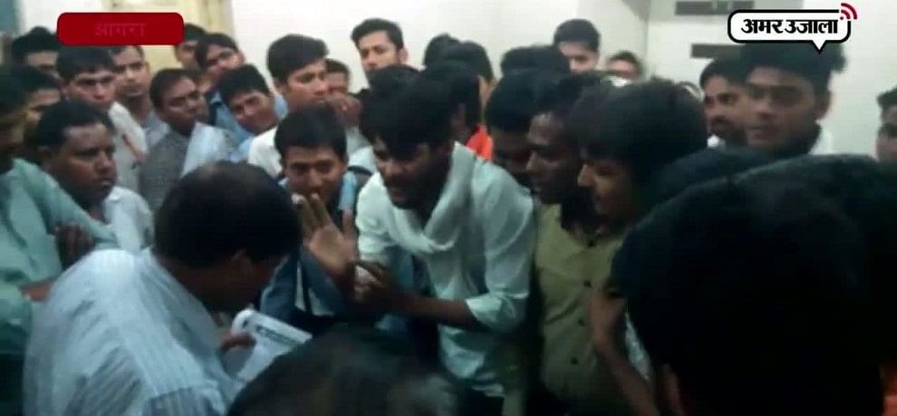 आगरा यूनिवर्सिटी में छात्रों ने किया कुलपति का घेराव आगरा यूनिवर्सिटी में छात्रों ने किया कुलपति का घेराव