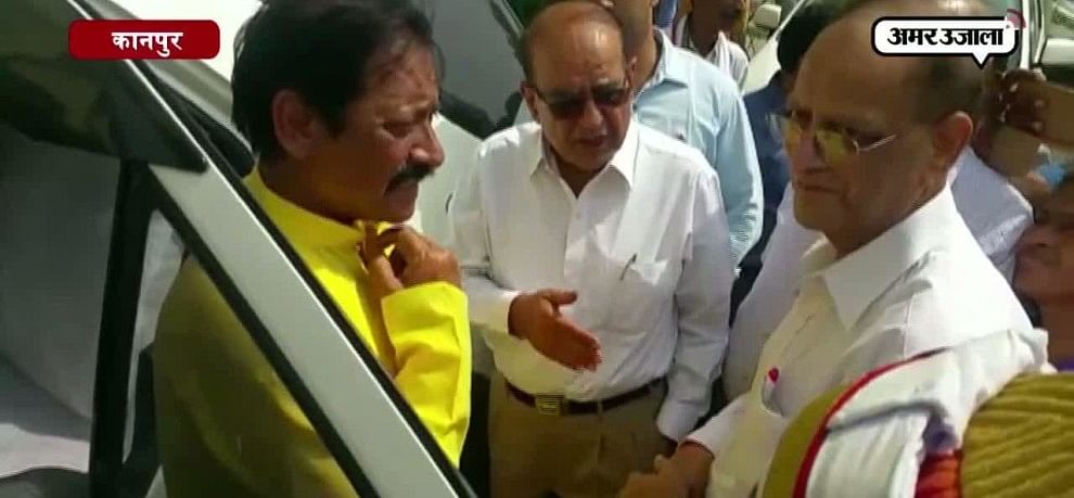 IPLमैच की तैयारी देखने ग्रीन पार्क पहुंचे यूपी के खेल मंत्री IPLमैच की तैयारी देखने ग्रीन पार्क पहुंचे यूपी के खेल मंत्री