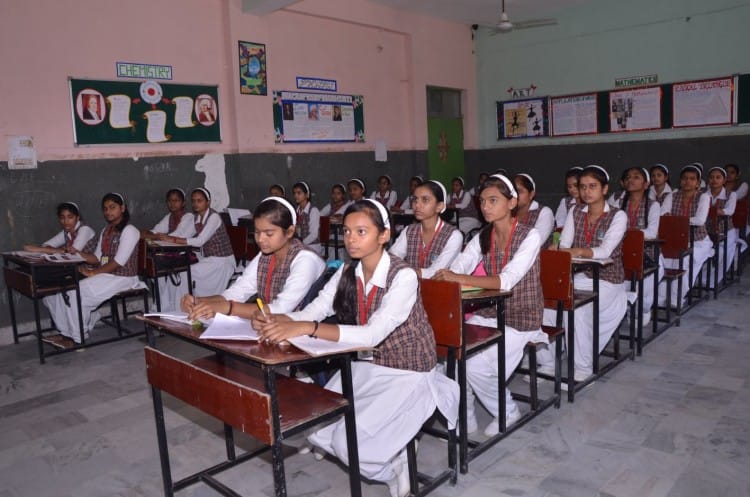 Kashmiri Teacher Starts Calligraphy Institute To Revive Art - जम्मू-कश्मीर: शिक्षक सदियों पुरानी कला में फूंक रहे नई जान, शुरू किया सुलेख संस्थान - Vimarsana News