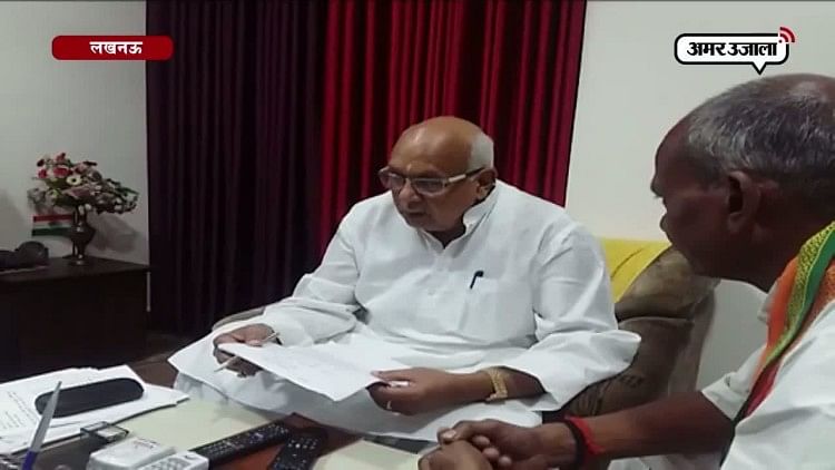 लखनऊ के बीजेपी मुख्यालय में कृषि मंत्री ने सुनी लोगों की समस्याएं