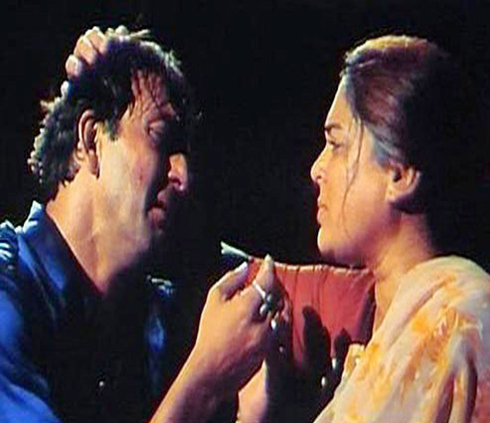 Reema Lagoo Killing Sanjay Dutt In 'vaastav', Unknown Facts, Reema Lagoo Death Anniversary - 'बेटे' को गोली मारने के लिए पिस्तौल थामते वक्त पसीने से नहा गईं थीं रीमा लागू - Amar