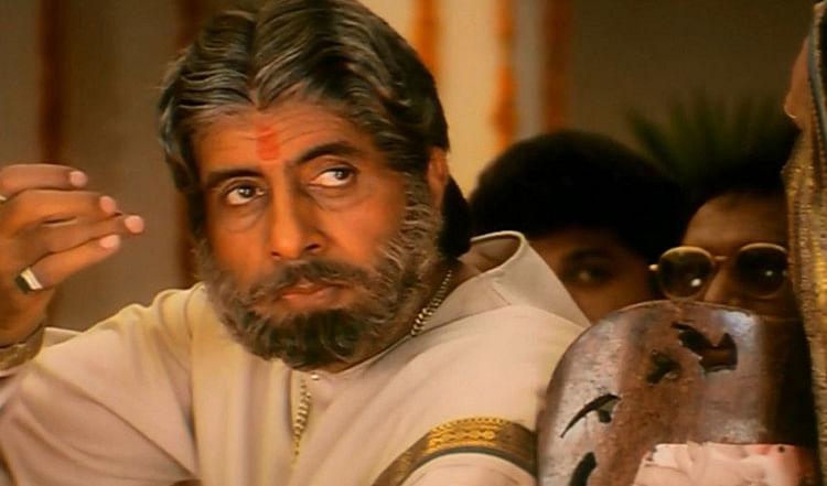 Amitabh Bachchan Film 'sooryavansham' Completes 18 Years, Read How It  Became Most Viewed Film On Tv - अमिताभ की 'सूर्यवंशम' को हुए 18 साल, जानें  क्यों दिखाई जाती है टीवी पर बार-बार -