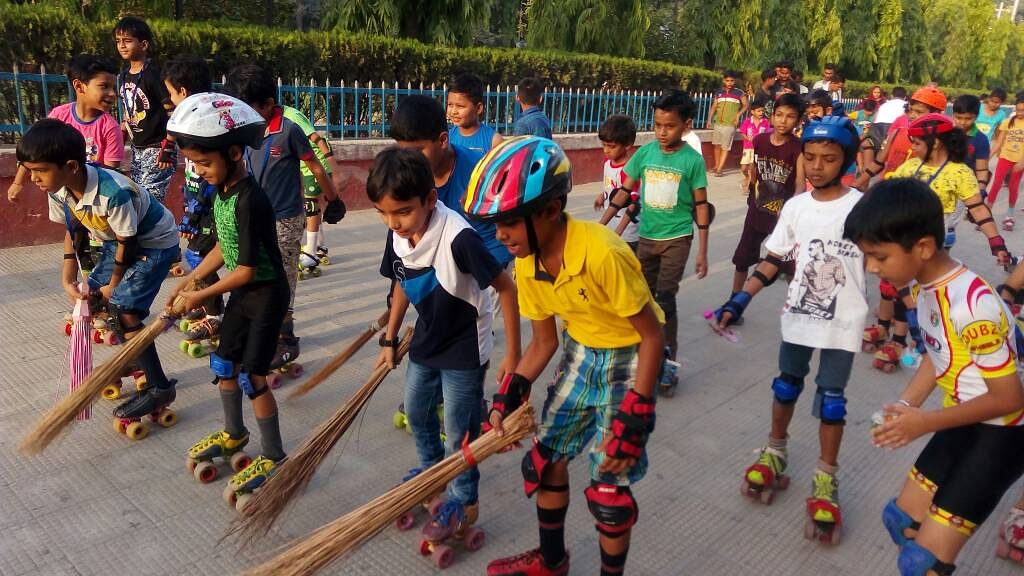 Children Gives Cleanliness Massage Ith Rollar Sketing स क ट ग करत बच च न ह थ म थ म झ ड द य स वच छत क स द श Amar Ujala Hindi News Live