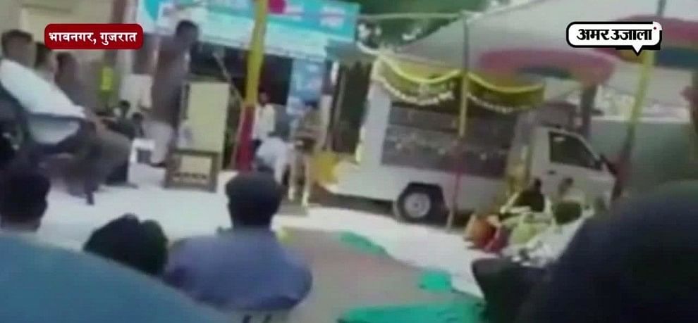 VIDEO पीएम मोदी के मंत्री पर गुजरात में उछाला गया जूता - अमर उजाला