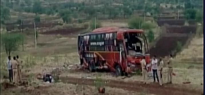 महाराष्ट्रः बीड़ में हादसे का शिकार हुई बस, 9 की लोगों की मौत, 12 अन्य घायल - अमर उजाला