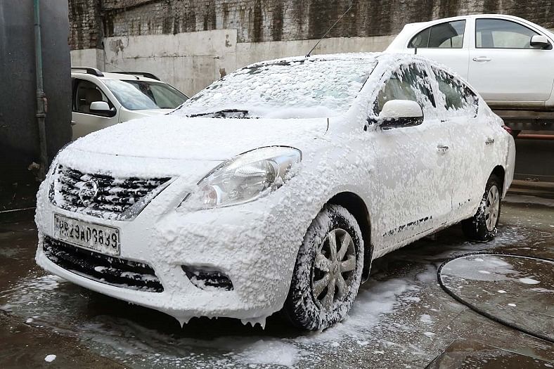 Nissan S Car Foam Wash Techniques Saves 6 1 Million Litres Of Water In India एक क र क पन न इतन बच य प न क 25 हज र घर म ह ज एग आप र त Amar Ujala Hindi News Live