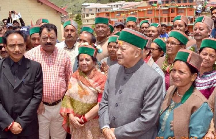 himachal chief minister virbhadra singh in badrinath dham
