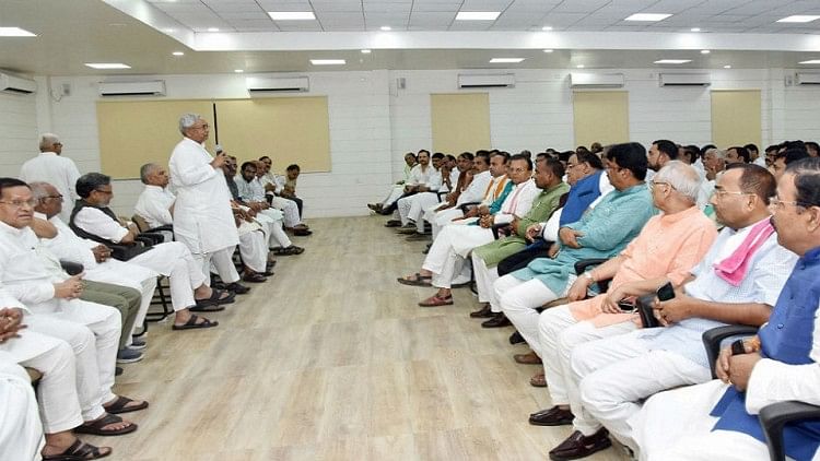 Nitish Cabinet Upholds Upper Cast Ministers In Bihar - नीतीश कैबिनेट में  सवर्ण मंत्रियों का दबदबा बढ़ा, एक मुस्लिम को जगह - Amar Ujala Hindi News  Live