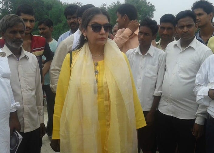 गांव में निरीक्षण करतीं शबाना आजमी