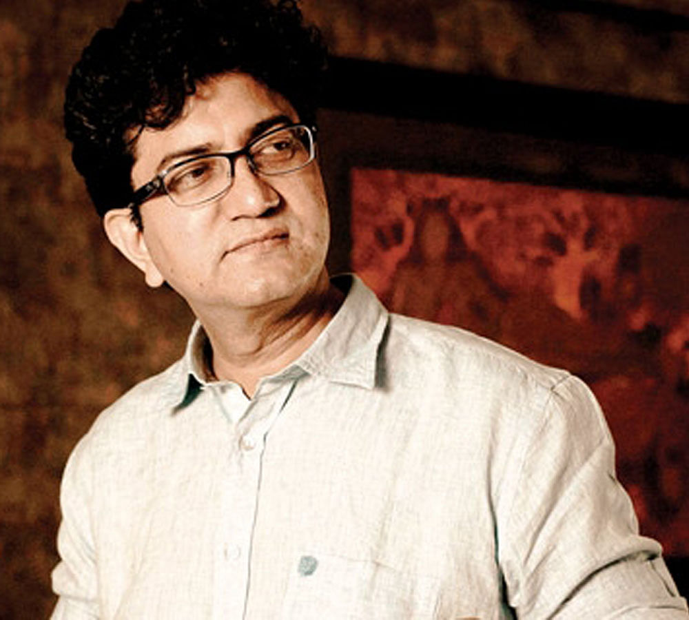 Prasoon Joshi Birthday Special Controversy Of Prasoon Joshi - जब सनी लियोनी  के पोर्नस्टार होने पर प्रसून जोशी ने दिया था विवादित बयान, झेलनी पड़ी थी  कड़ी आलोचना ...