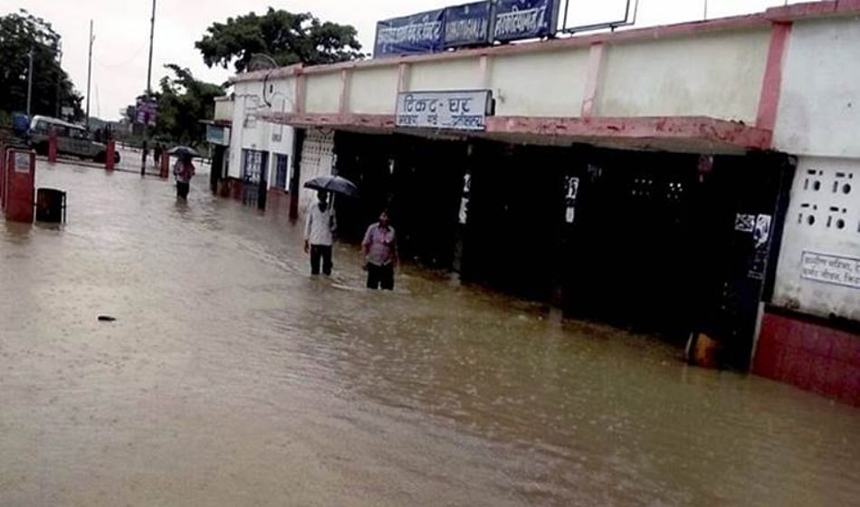 Trains Being Cancelled Due To Flood In Bihar - बिहार में बाढ़ का कहर, कई  ट्रेनें की गईं रद्द - Amar Ujala Hindi News Live