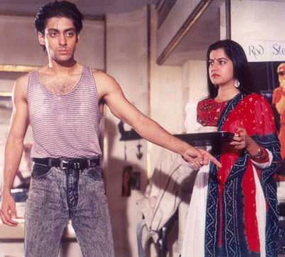 Salman Khan Complete 29 Years In Bollywood His First Heroine Renu Arya Disappear - पहली ही फिल्म के बाद यूं गुमनाम हुई सलमान की ये हीरोइन, आज तक कोई नहीं ढूंढ पाया -