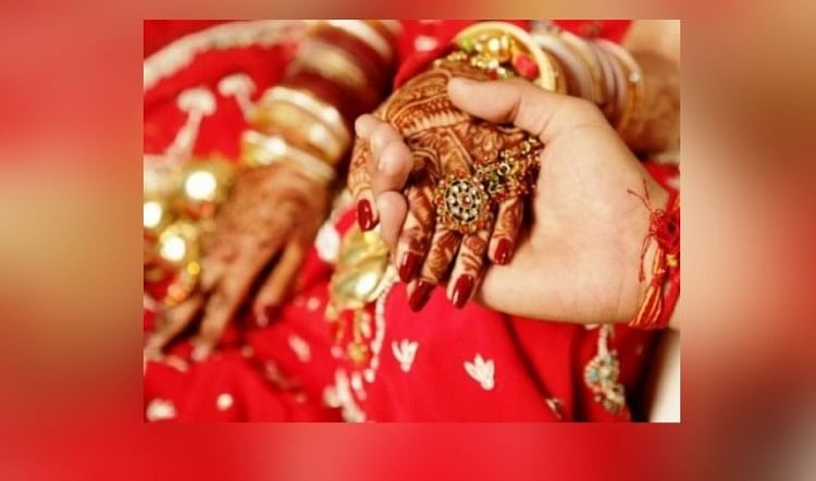 Un couple d’amoureux s’est marié au poste de police a pris Saat Phere à Ghazipur