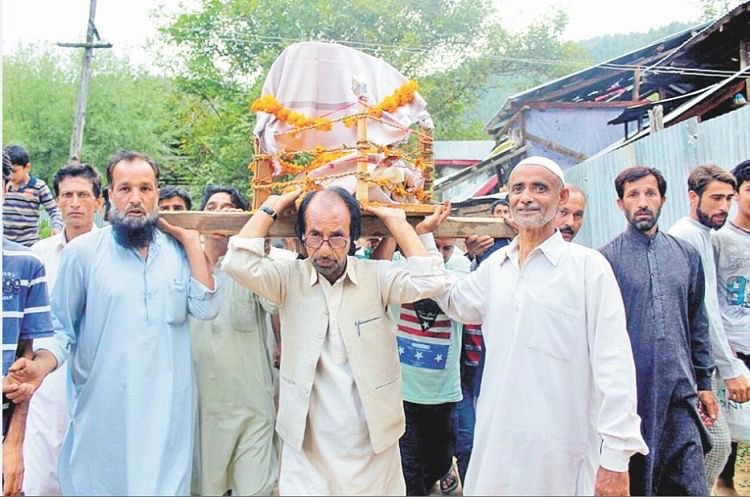 Local Muslims Of Kashmir Attend Funeral Of Kashmiri Pandit Women - कश्मीर में फिर दिखी मिसाल, कश्मीरी महिला पंडित के अंतिम संस्कार में शामिल हुए मुसलमान - Amar Ujala Hindi News Live