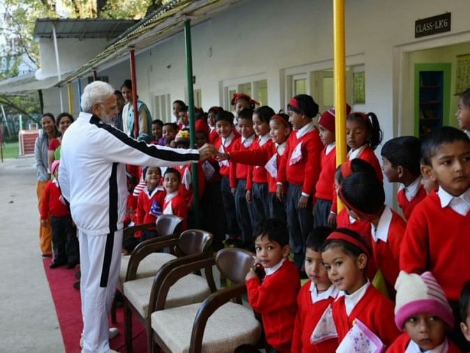 Prime Minister Narendra Modi Photos With Childrens In Mussoorie - देखिए  कैसे, बच्चों के साथ बच्चे बन गए Pm मोदी, खेल-खेल में सिखा गए' काम की बात' -  Amar Ujala Hindi News