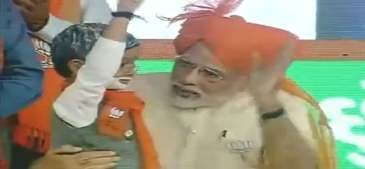 Gujarat election: pm modi meets junior modi, at Navsari rally video viral 