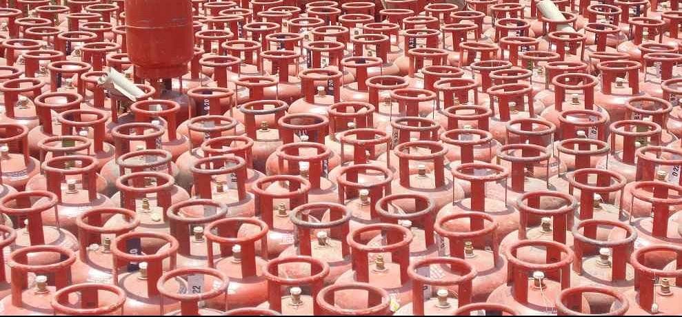 चार साल में हर घर में होगा LPG कनेक्शन, 25 हजार लोगों को मिलेगी गैस एजेंसी की कमान in four years every household to have lpg connection