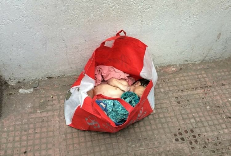 Newborn Dead Body In Plastic Bag Found In Haldwani - बीच सड़क पर ...