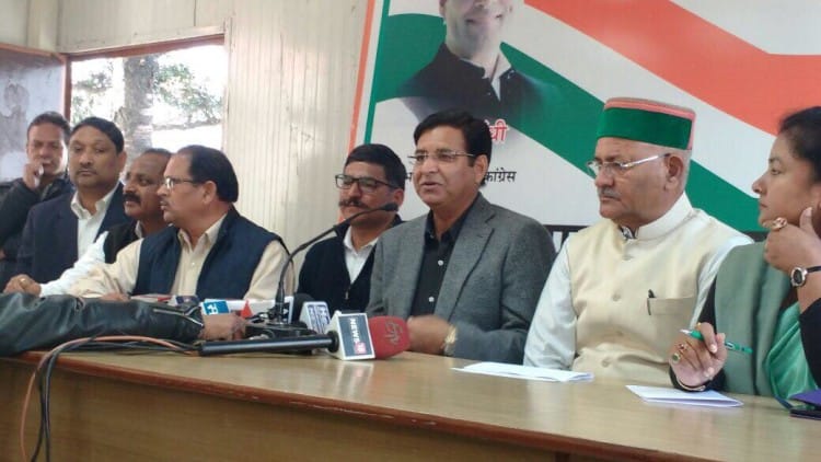 कांग्रेस प्रदेश अध्यक्ष प्रीतम सिंह (ग्रे कोट में)