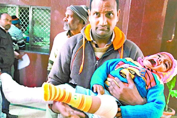 मासूम का टूटा था बायां पैर चढ़ा दिया दाएं पर प्लास्टर, शिकायत की तो बोला डॉक्टर हम हैं या तुम carelessness of doctors and staff in barabanki district hospital