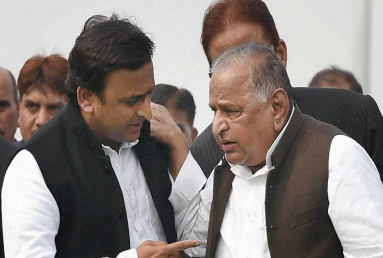 अखिलेश यादव और मुलायम सिंह यादव(फाइल फोटो)