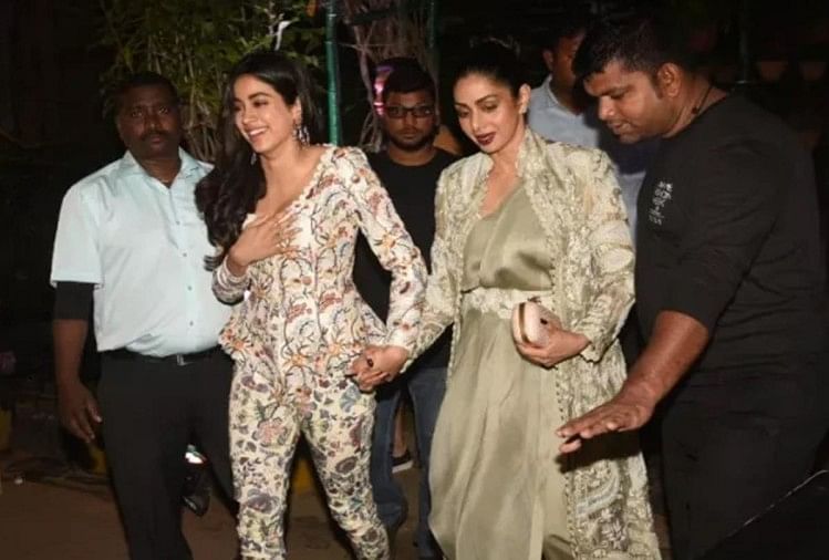 jhanvi kapoor and sridevi spotted at lakme fashion week 2018