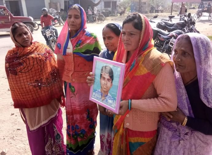 ‘साहब ! बेटे की हत्या के पीछे विधायक और एसओ का हाथ’ ‘साहब ! बेटे की हत्या के पीछे विधायक और एसओ का हाथ’