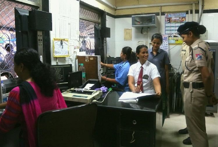 माटुंगा रेलवे स्टेशन में तैनात महिला कर्मचारी