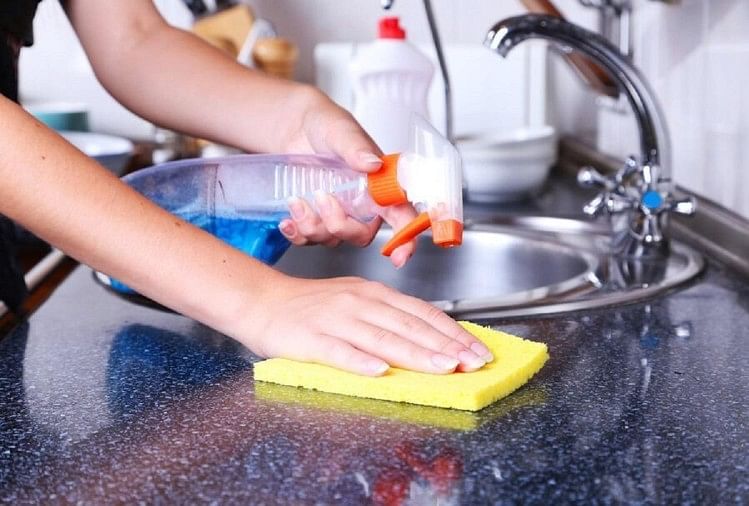 You Should Must Clean These Places In House - घर की इन जगहों पर होती है सबसे ज्यादा गंदगी, यहीं से फैलती है बीमारियां - Amar Ujala Hindi News Live