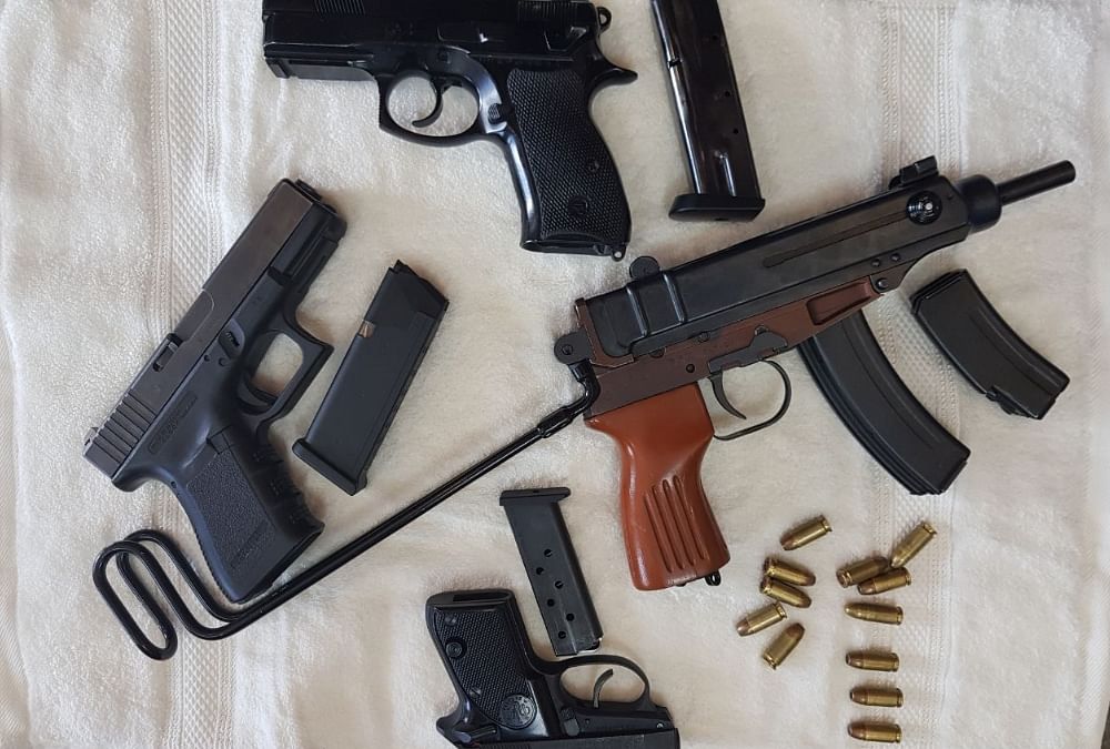 Illegal Arms Factory Up And Bihar Police Raid Gun Recovered In Ballia अव ध असलह फ क ट र क भ ड फ ड य प और ब ह र प ल स क छ प भ र म त र म हथ य र बर मद Amar Ujala