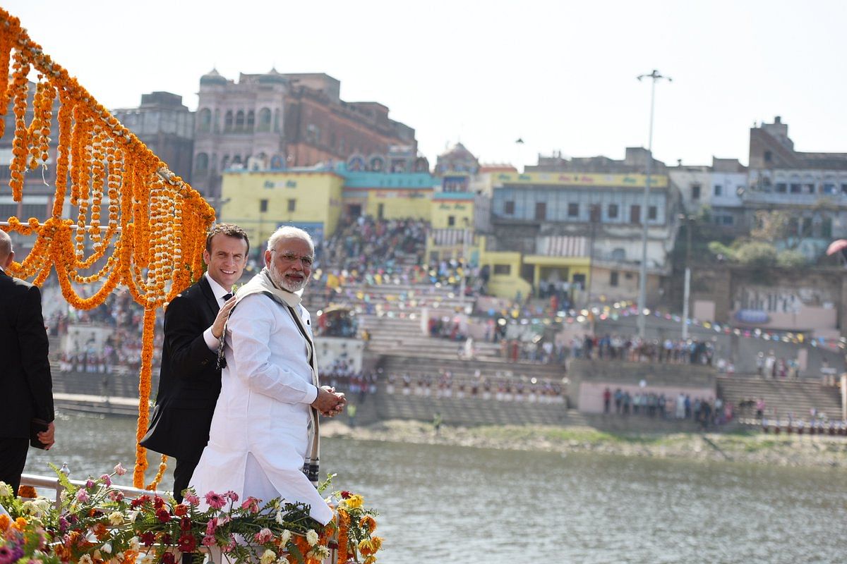 Pm Narendra Modi Reached Varanasi And Welcome To French President - काशी में रिश्तों की नई इबारत, यादगार बना भारत-फ्रांस दोस्ती का 'रस बनारस' - Amar Ujala Hindi News Live