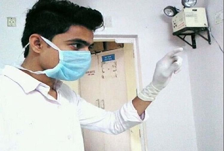 AIIMS में रेजीडेंट डॉक्टर बता नेताओं के साथ खिंचवाता था फोटो, सच जान अस्पताल प्रशासन के भी उड़े होश पुलिस ने पकड़ा फर्जी डॉक्टर