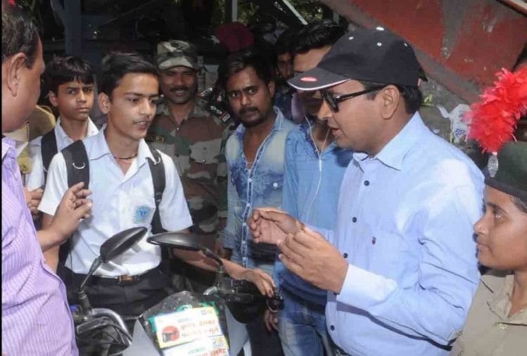 अब्बू...डीएम अंकल ने हम लोगों को पकड़ लिया है, जल्दी बड़े चौराहे पर आ जाओ... दो नाबालिग छात्रों को डीएम ने पकड़ा